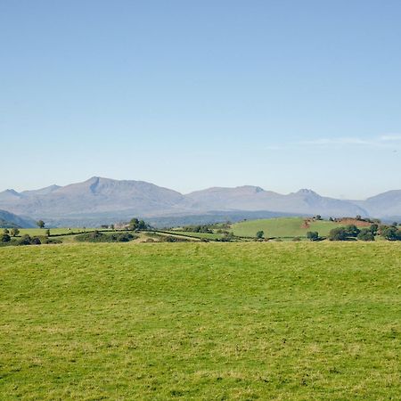 Cefn Bach Villa Capel Garmon Exteriör bild