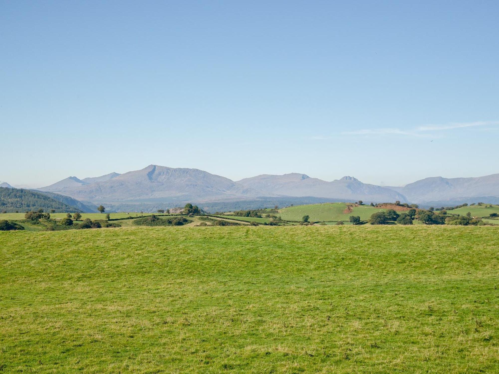 Cefn Bach Villa Capel Garmon Exteriör bild